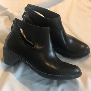 Dansko ankle black leather booties 39 back zipper